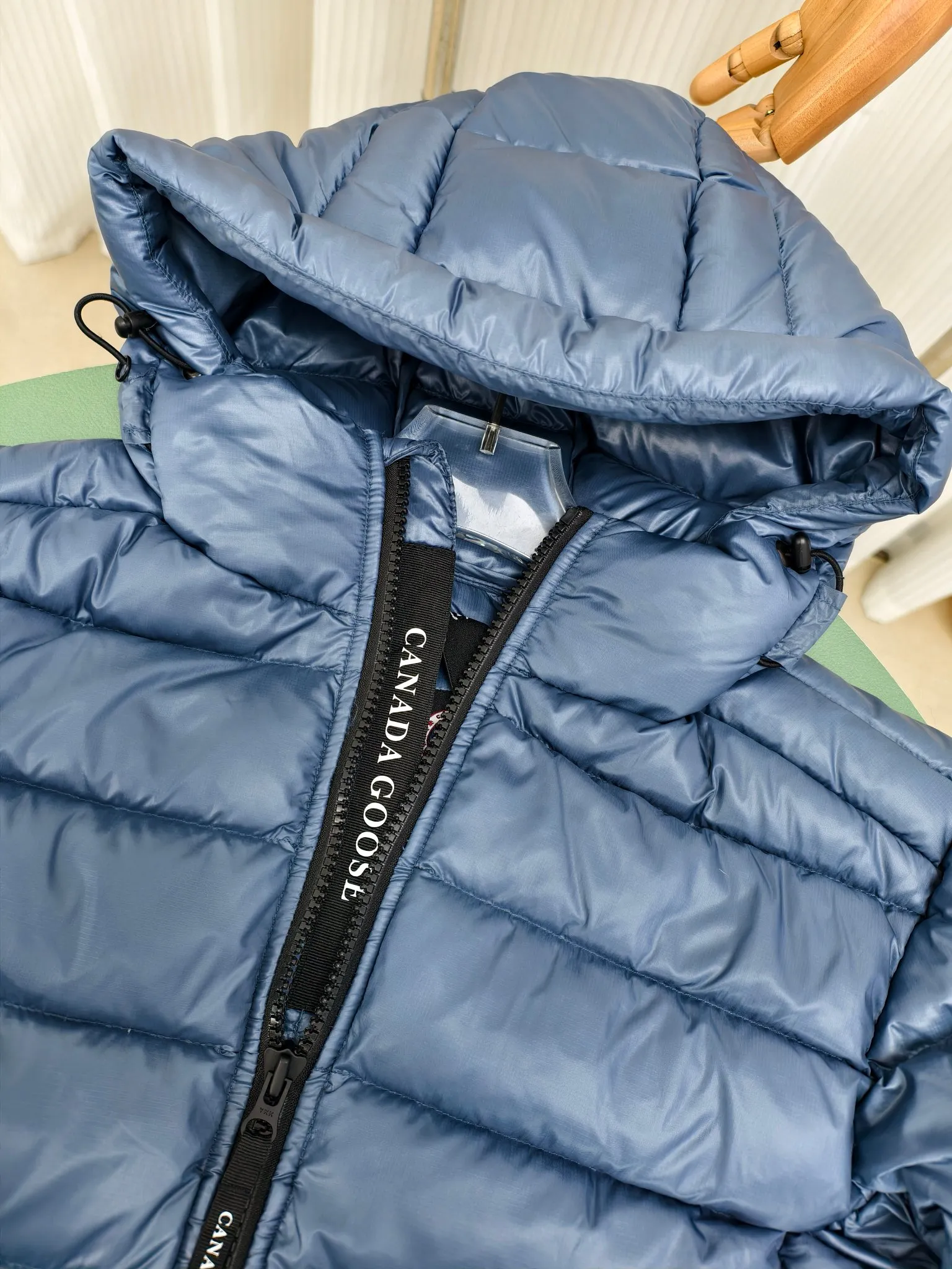 P860 ————2227MB model (high version) Canada goose Crofton hooded down jacket, this is a down jacket suitable for late autumn and early winter: on cold, rainy mornings, it can be used as a layer of warmth inside the rainproof jacket, and can be worn alone in the late autumn and early winter with a little bit of coolness. Filled with white duck down. The Crofton Hooded Jacket is a versatile, lightweight and versatile piece that even packs itself in for easy transport. The inner layer has removable elastic straps, making the jacket easy to carry on the shoulder and hands-free. 2 zippered hand pockets with fleece fabric on the knuckle side for softness and warmth. Color: black with black label, black with red label, ocean blue, superoxide blue, silver birch red label, silver birch black label Size: XS-2XL